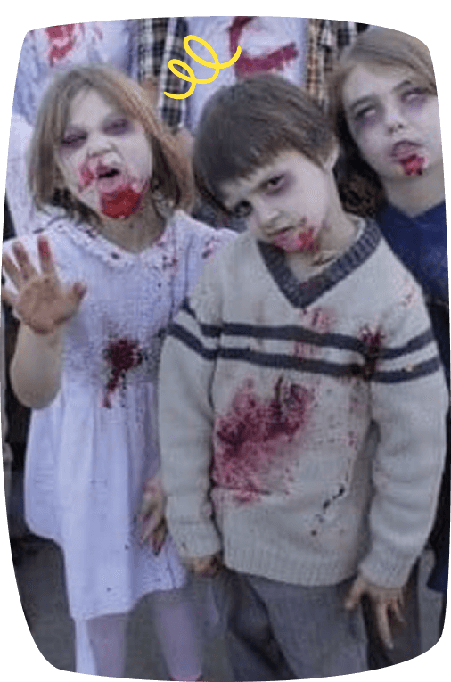 Kinder in Zombiekostümen