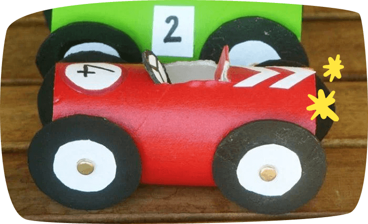 Auto aus Pappröhren
