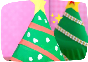 Weihnachtsbaum aus gefalteten Papptellern