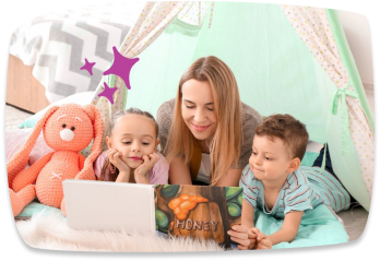 Babysitter liest mit Kindern ein Buch